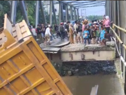 Jembatan Menuju Objek Wisata Tangkahan Ambruk, 1 Truk Terperosok