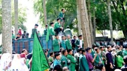Ribuan Warga Al Washliyah Sumut Geruduk Kantor Bupati Deli Serdang, Pagar Dirobohkan