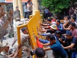 Gerbang Dirubuhkan, Ribuan Massa Geruduk Kantor Bupati dan DPRD Langkat