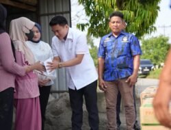 Dua Rumah Warga Hinai Terbakar, Ricky Anthony Hadir Beri Bantuan